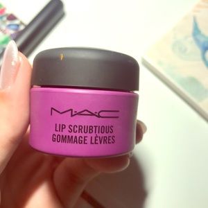 MAC LIP SCRUB NEW